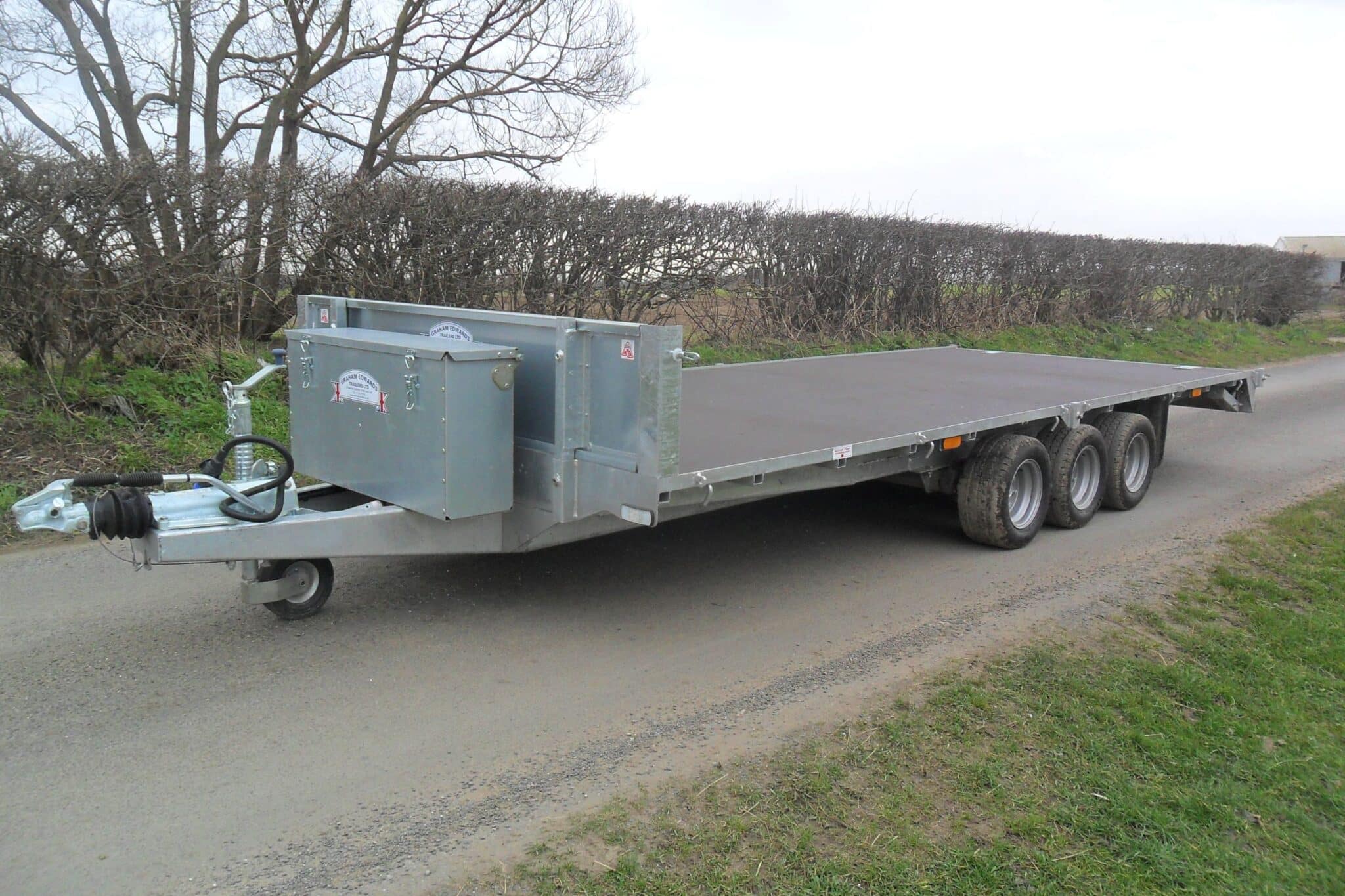 Flatbed-Tri-axle-no-sides-front-box - Copy